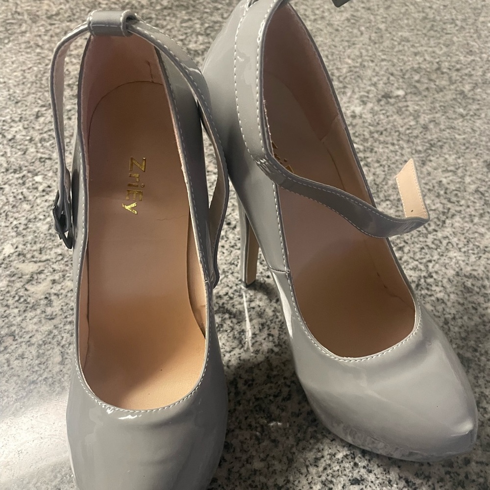 Chic Zriey Gray Patent Leather Heels With Hidden Platform